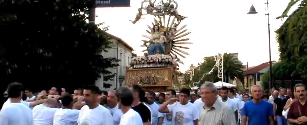 Το άγαλμα της Παναγίας έκανε στάση στο σπίτι Ιταλού νονού