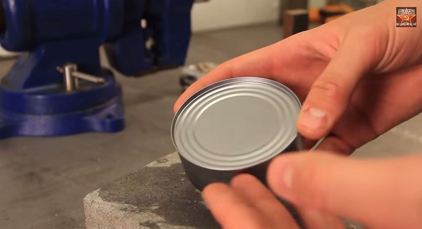 ΒΙΝΤΕΟ-Πώς να ανοίξεις μία κονσέρβα με τα χέρια