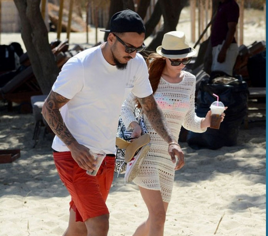 ΦΩΤΟ-Ο Μήτρογλου στην παραλία με την σύντροφό του