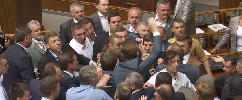 ΒΙΝΤΕΟ-Άγριος καυγάς στην ουκρανική βουλή