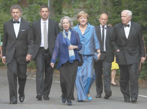 ΦΩΤΟ-Η Μέρκελ με τουαλέτα για όπερα