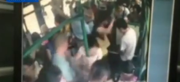 ΒΙΝΤΕΟ-Έβαλε φωτιά σε γεμάτο με επιβάτες λεωφορείο