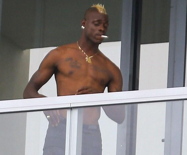 ΦΩΤΟ-Τσιγάρο και ηλιοθεραπεία για τον Μπαλοτέλι