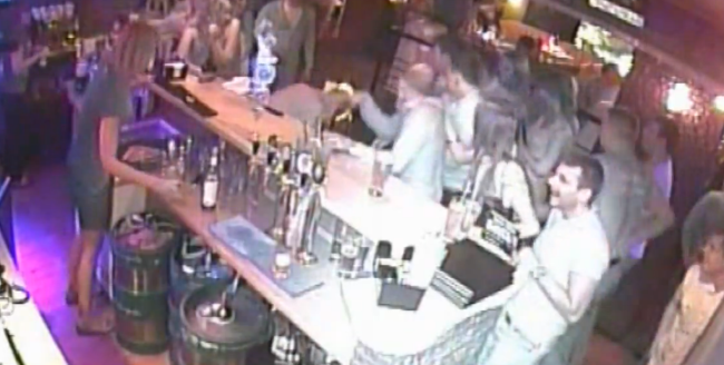 ΒΙΝΤΕΟ-Μπαργούμαν βάζει φωτιά… στον πελάτη