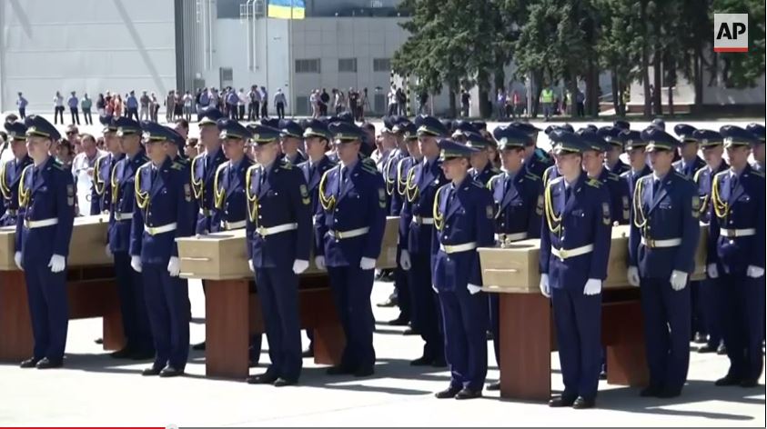 ΒΙΝΤΕΟ-Πετάει για Ολλανδία το πρώτο αεροσκάφος με τις σορούς των επιβατών του Boeing
