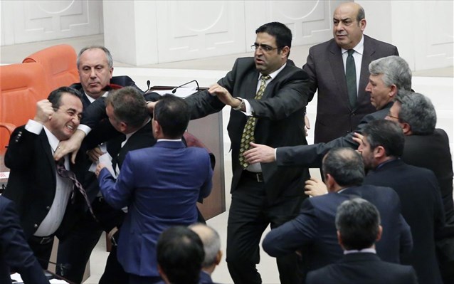 ΒΙΝΤΕΟ-Τούρκοι βουλευτές πιάστηκαν στα χέρια