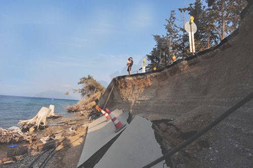 ΦΩΤΟ-Το τμήμα της παλαιάς Εθνικής Οδού Κορίνθου-Πατρών που κατέρρευσε