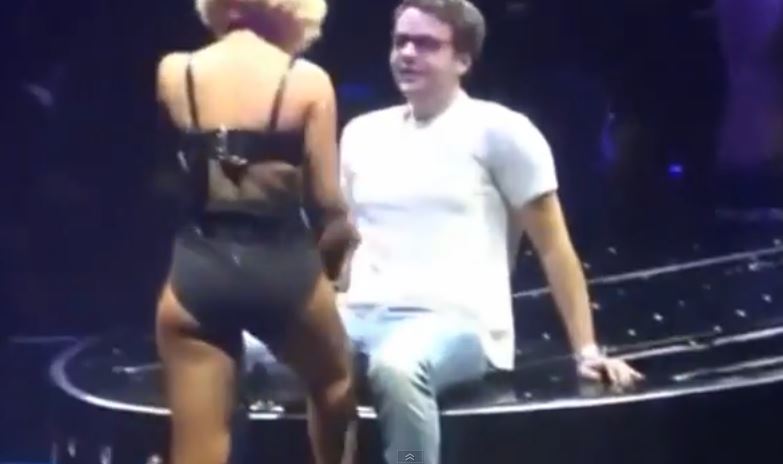 ΒΙΝΤΕΟ-Η Ριάνα προκαλεί…