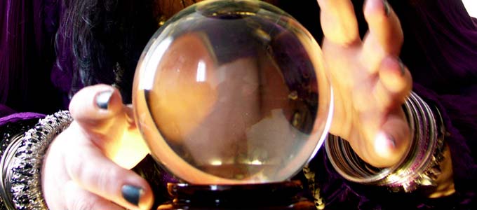 Παρίστανε το μέντιουμ και της “έτρωγε” λεφτά