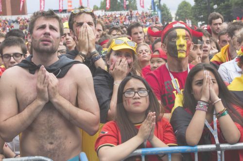 ΦΩΤΟ-Οι Βέλγοι… προσεύχονται