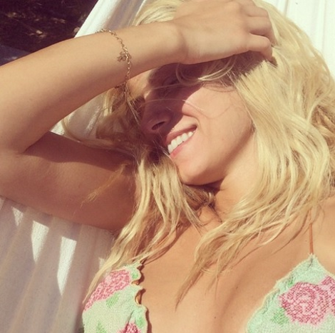 ΦΩΤΟ-Όταν η Δούκισσα Νομικού τρώει καρπούζι