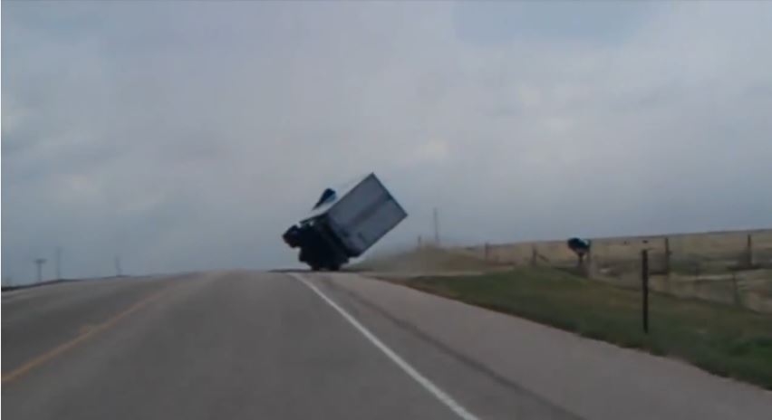 ΒΙΝΤΕΟ-Η νταλίκα των… ανέμων