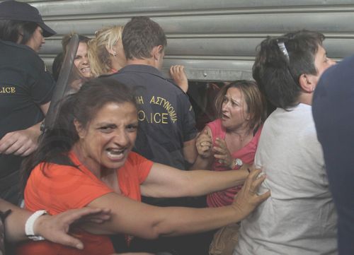 ΦΩΤΟ-Επεισόδια στο ΥΠΟΙΚ-Προσαγωγή μιας καθαρίστριας