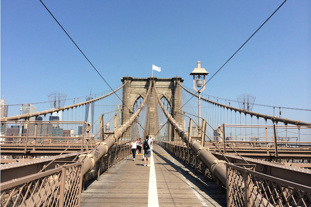 Κατέβασαν την αστερόεσσα από τη γέφυρα του Μπρούκλιν