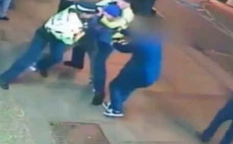 ΒΙΝΤΕΟ-Έφηβος σπάει το πόδι αστυνομικού