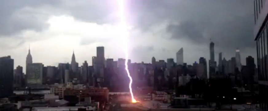 ΒΙΝΤΕΟ-Κεραυνός χτυπάει κτίριο στη Νέα Υόρκη