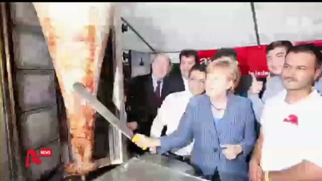 ΒΙΝΤΕΟ-Η Μέρκελ κόβει γύρο