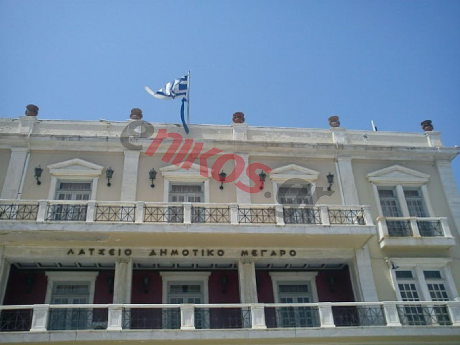 ΦΩΤΟ-Σκισμένη κυματίζει η σημαία στο δημαρχείο Πύργου