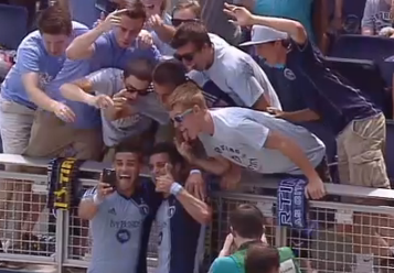 ΒΙΝΤΕΟ-Έβγαλε selfie μετά το γκολ και δέχθηκε κίτρινη κάρτα