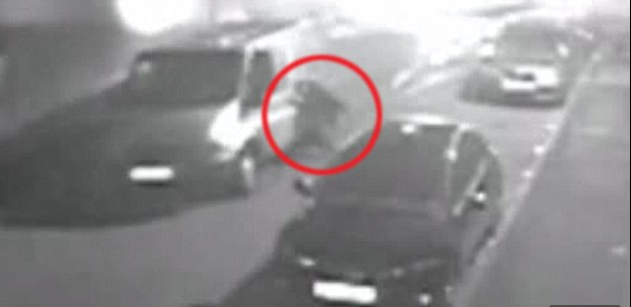 ΒΙΝΤΕΟ-ΦΩΤΟ-Αστυνομικός «κρεμάστηκε» από βαν κατά τη διάρκεια καταδίωξης