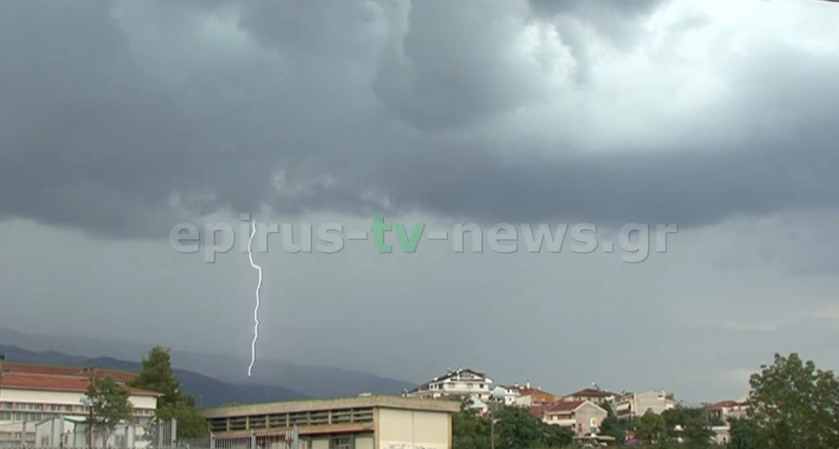 ΒΙΝΤΕΟ-Έπεσαν κεραυνοί στα Ιωάννινα