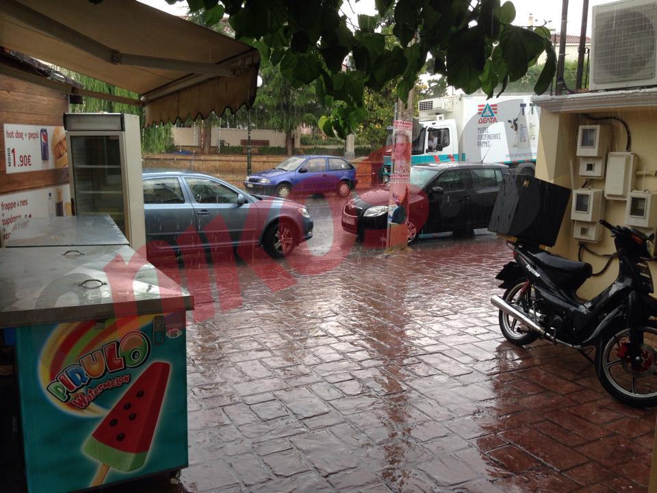 ΦΩΤΟ-Ρίχνει “καρέκλες” στο Καπανδρίτι