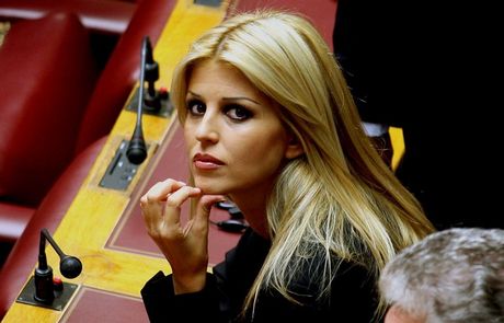 Επιτέθηκαν στο γραφείο της Έλενας Ράπτη