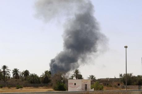 Καίγονται δεξαμενές πετρελαίου στη Λιβύη