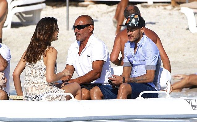 ΦΩΤΟ-Με ειδικό κορσέ κάνει διακοπές ο Νεϊμάρ