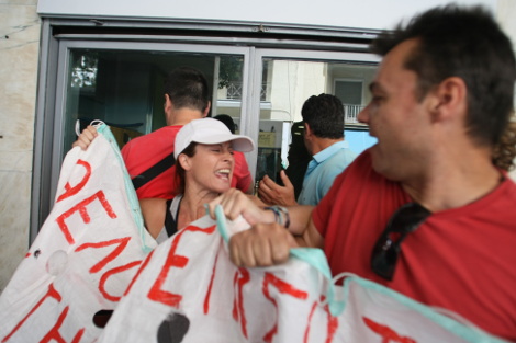 Καθηγητές και σχολικοί φύλακες στο πολιτικό γραφείο του Λοβέρδου