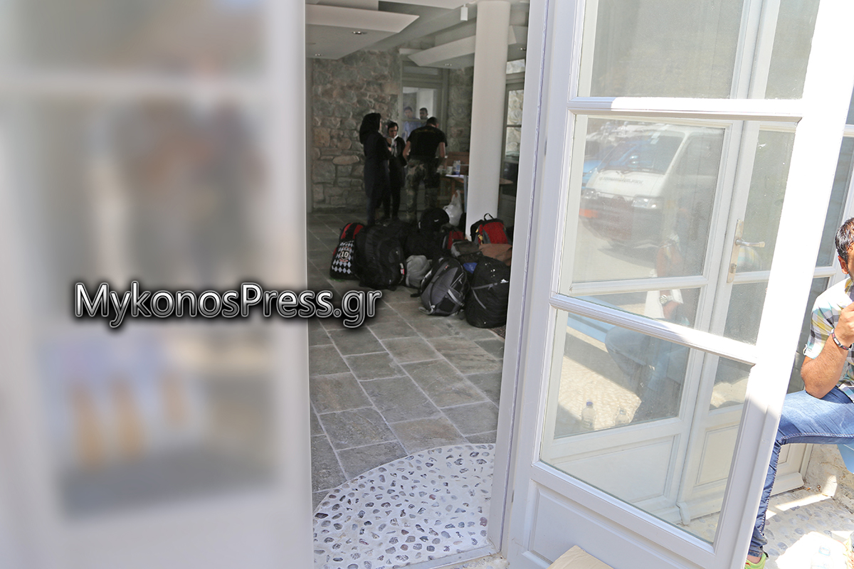 ΦΩΤΟ-Συνέλαβαν παράνομους μετανάστες στην Μύκονο