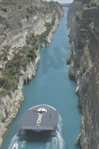 ΦΩΤΟ-Το μεγαλύτερο στον κόσμο ηλιακό καταμαράν πέρασε τον Ισθμό