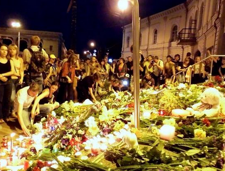 ΦΩΤΟ-Λουλούδια και κεριά στη μνήμη των θυμάτων του μοιραίου Boeing