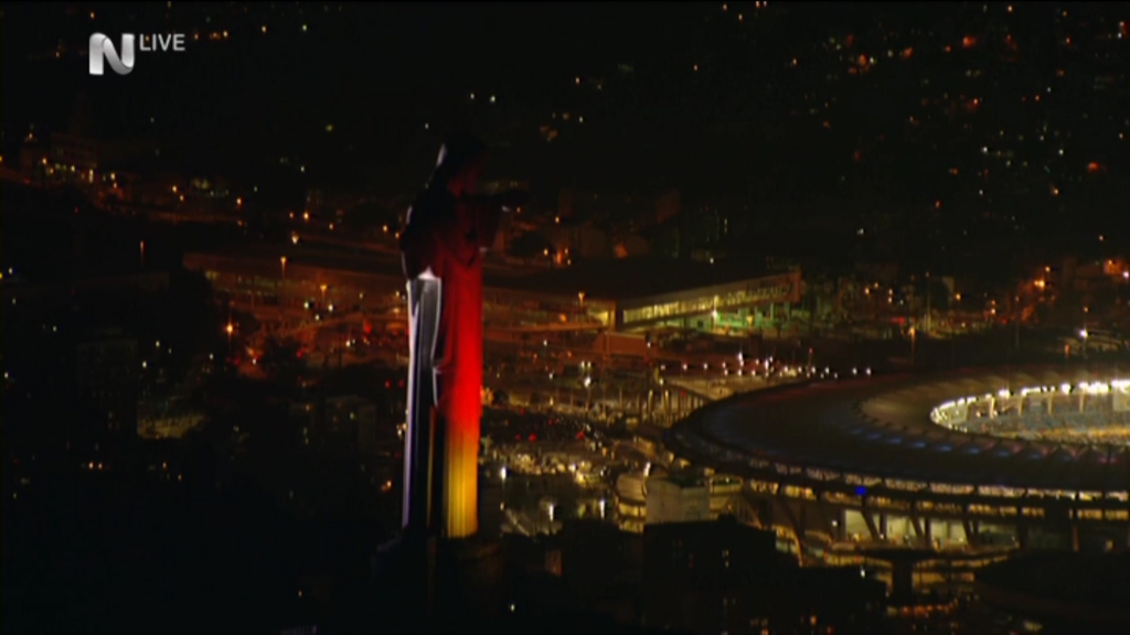 ΦΩΤΟ-Στα χρώματα της Γερμανίας το άγαλμα του Ιησού