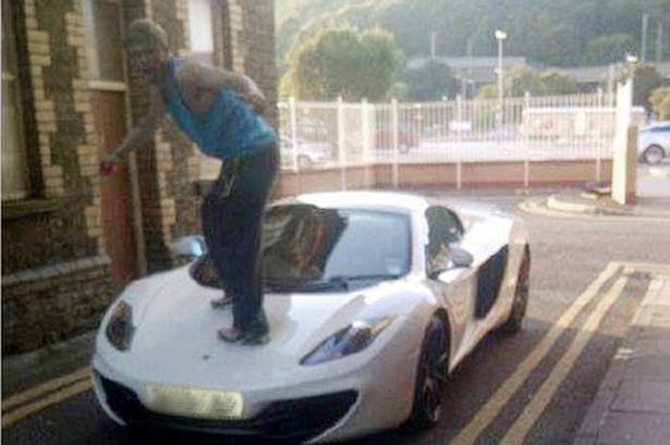 ΦΩΤΟ-Στο δικαστήριο γιατί πάτησε στο καπό ενός supercar