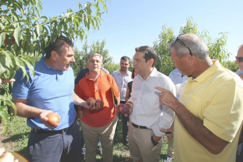 Ολομέτωπη επίθεση Τσίπρα από τη Νάουσα