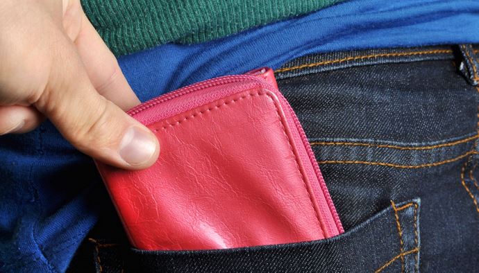 Ανήλικη “εξαφάνιζε” πορτοφόλια στις λαϊκές