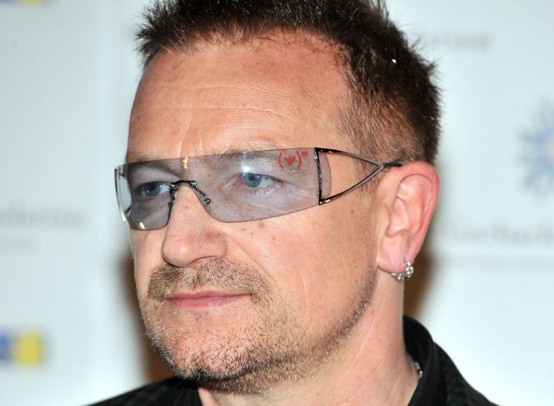 ΦΩΤΟ-Ο Bono προσέφερε κρασί τους παπαράτσι