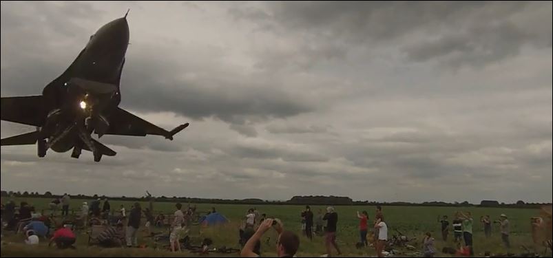 ΒΙΝΤΕΟ-F16 πέρασε ξυστά πάνω από το κεφάλι τους