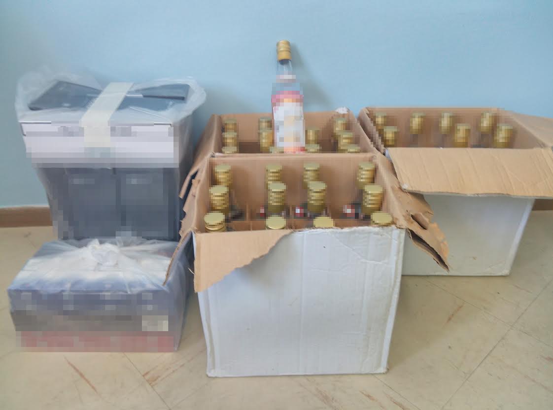 ΦΩΤΟ-Είχε λαθραία τσιγάρα και ποτά