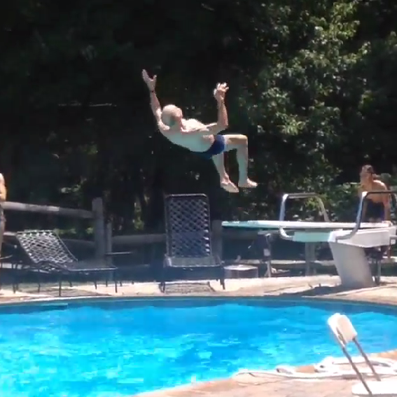 ΒΙΝΤΕΟ-Αιώνιος έφηβος στην πισίνα