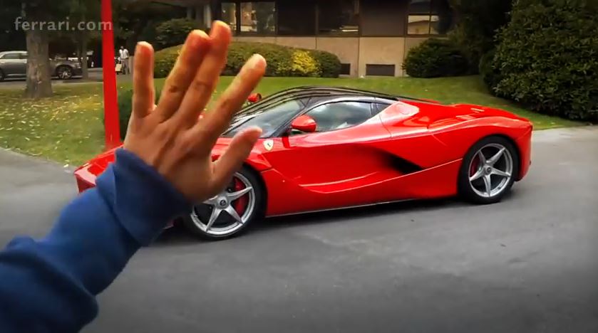 ΒΙΝΤΕΟ-Δώρο μία βόλτα με τη LaFerrari