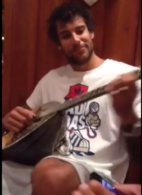 ΒΙΝΤΕΟ- Όταν ο Πρίντεζης πιάνει το μπουζούκι όλη η Εθνική τραγουδάει