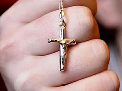 Χτύπησαν 90χρονη για να πάρουν ένα χρυσό σταυρό