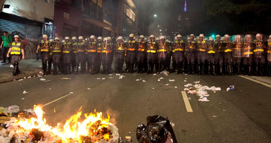Βραζιλία-Διέλυσαν διαδήλωση με δακρυγόνα και σφαίρες