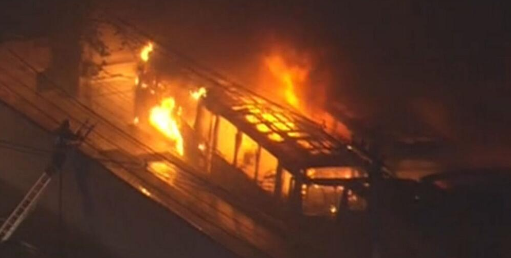 ΦΩΤΟ-Έκαψαν λεωφορεία στο Σάο Πάουλο
