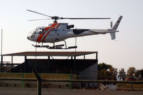 ΦΩΤΟ-Ελικόπτερο προσγειώθηκε σε γήπεδο που έπαιζαν παιδιά