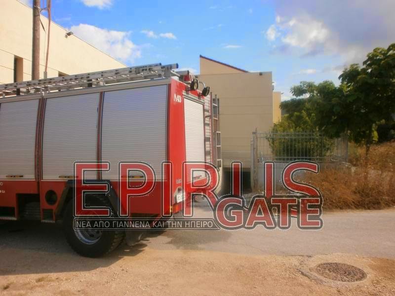 ΦΩΤΟ-Φωτιά στο ΙΚΑ Ηγουμενίτσας