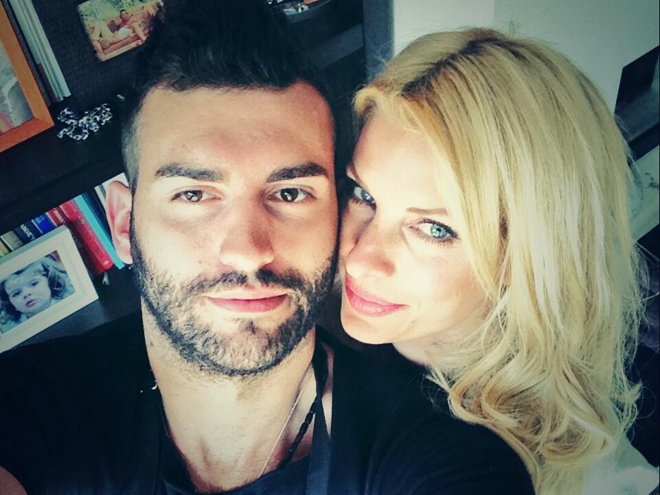 Ντύνεται στα χακί ο αδελφός της Μενεγάκη