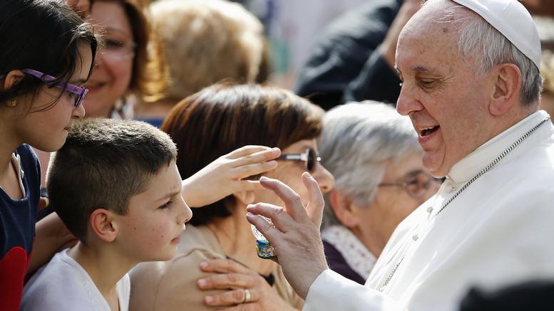 Ο πάπας συνάντησε θύματα παιδόφιλων ιερέων